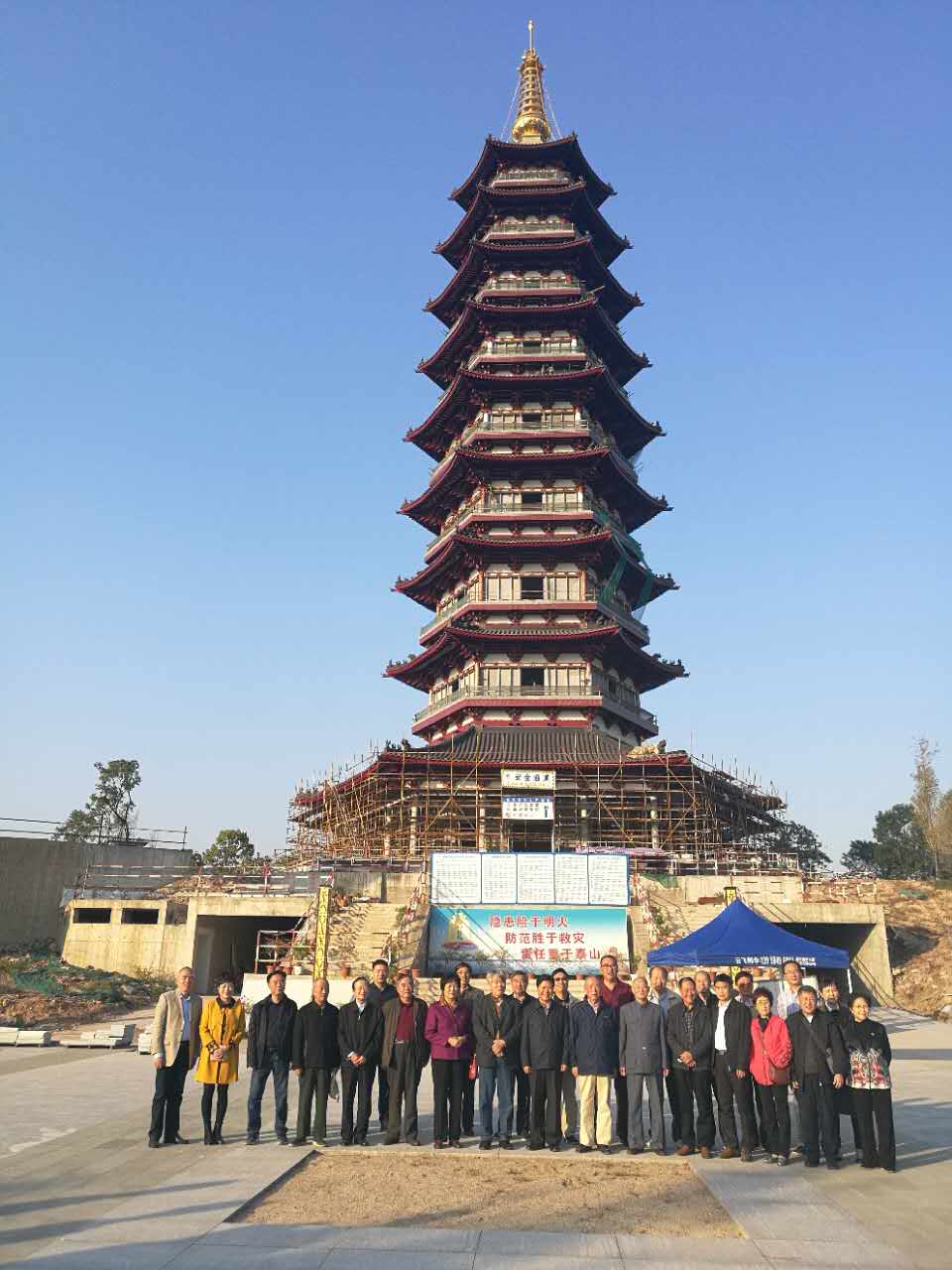 市级老领导考察市重点工程万佛塔公园