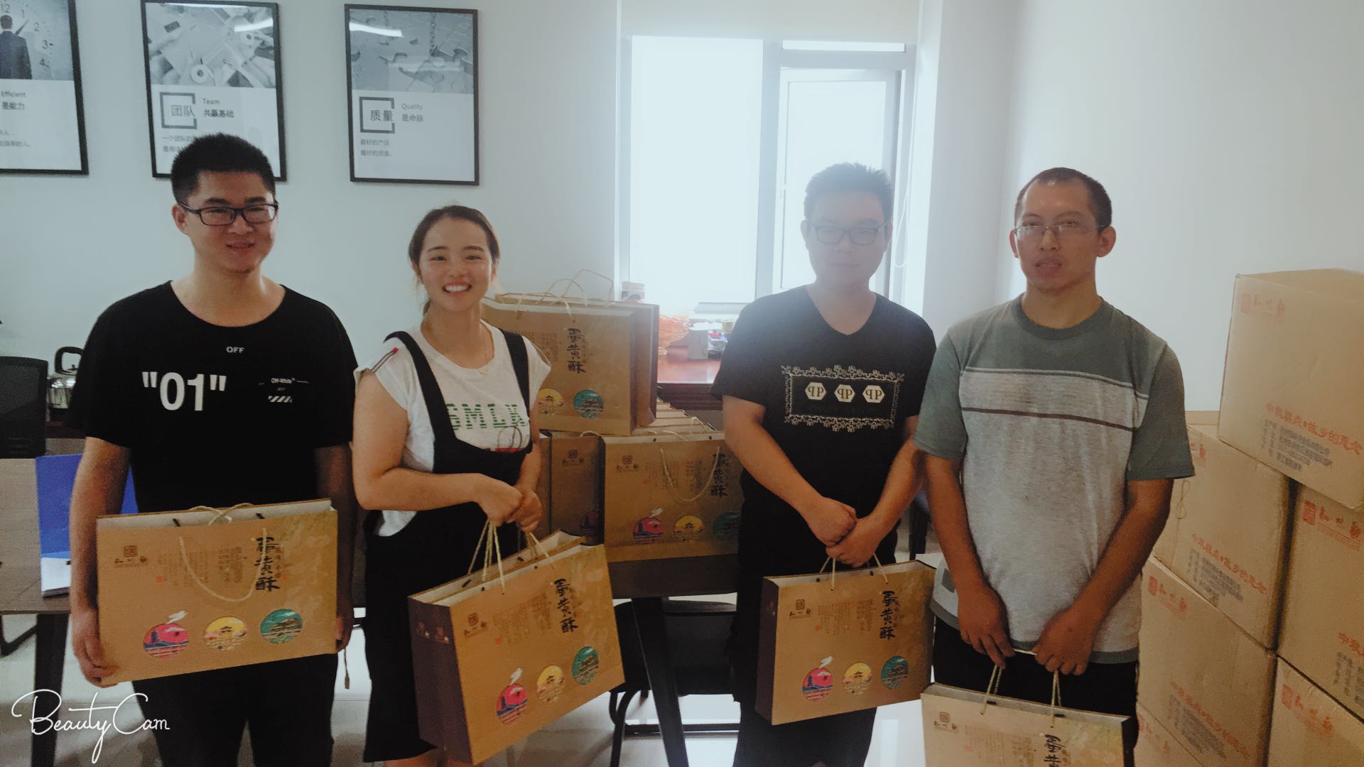 月饼送祝福，情意满中秋——我公司为全体员工发放月饼