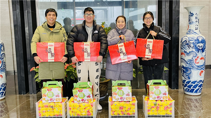 集团为全体员工发放年货喜迎新春佳节