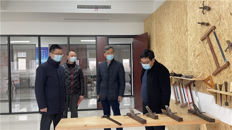 金东区区委常委胡雪洋、江东镇书记杜胜君走访慰问我司“全国住房城乡建设劳动模范”-伍小红